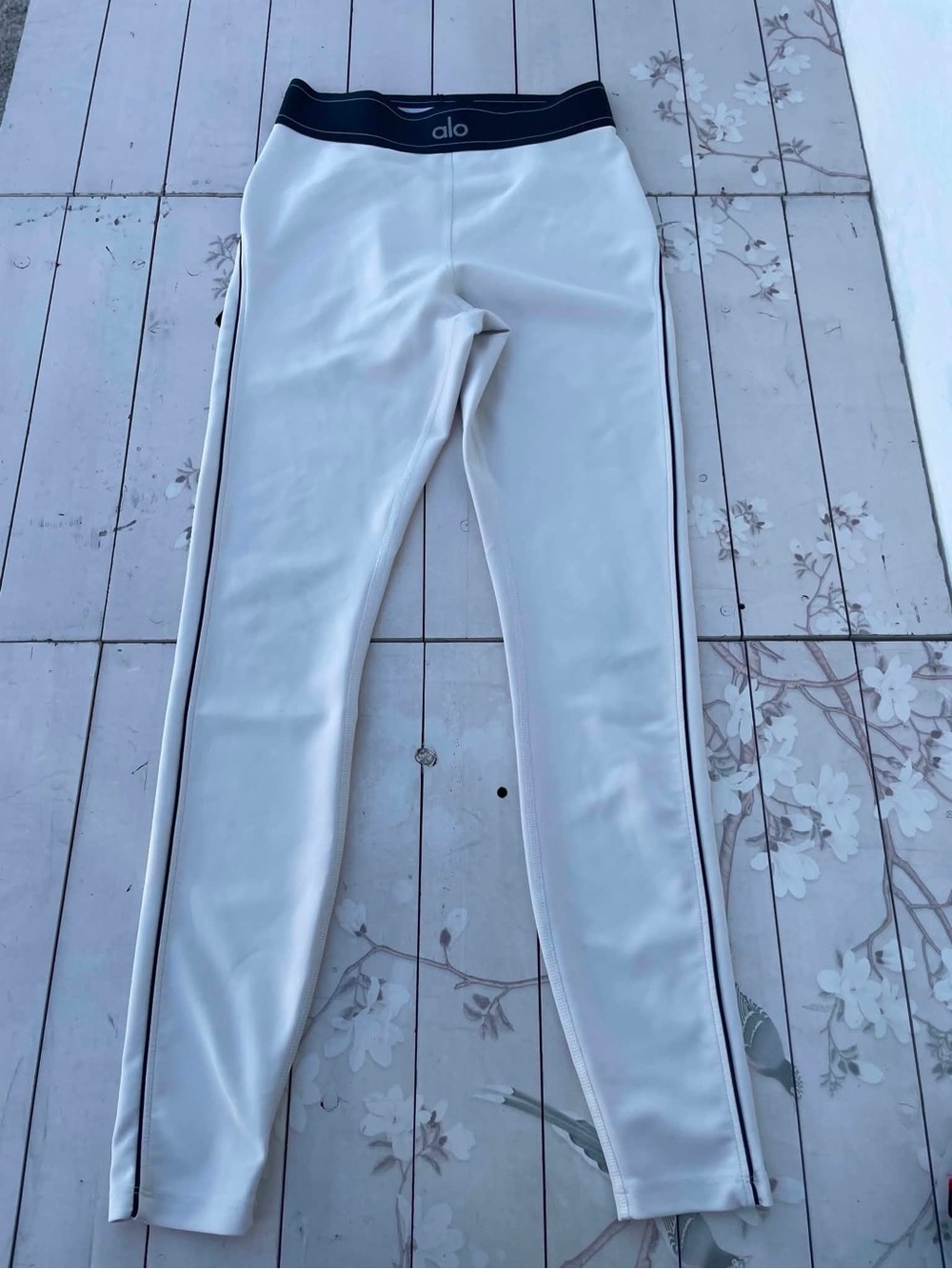 ALO Yoga Women’s Cream Leggings with Black Waistband and Side Stripe